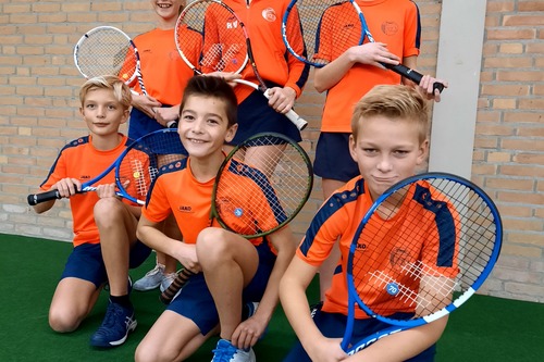 Tennis doe je tijdens de competitie met je team